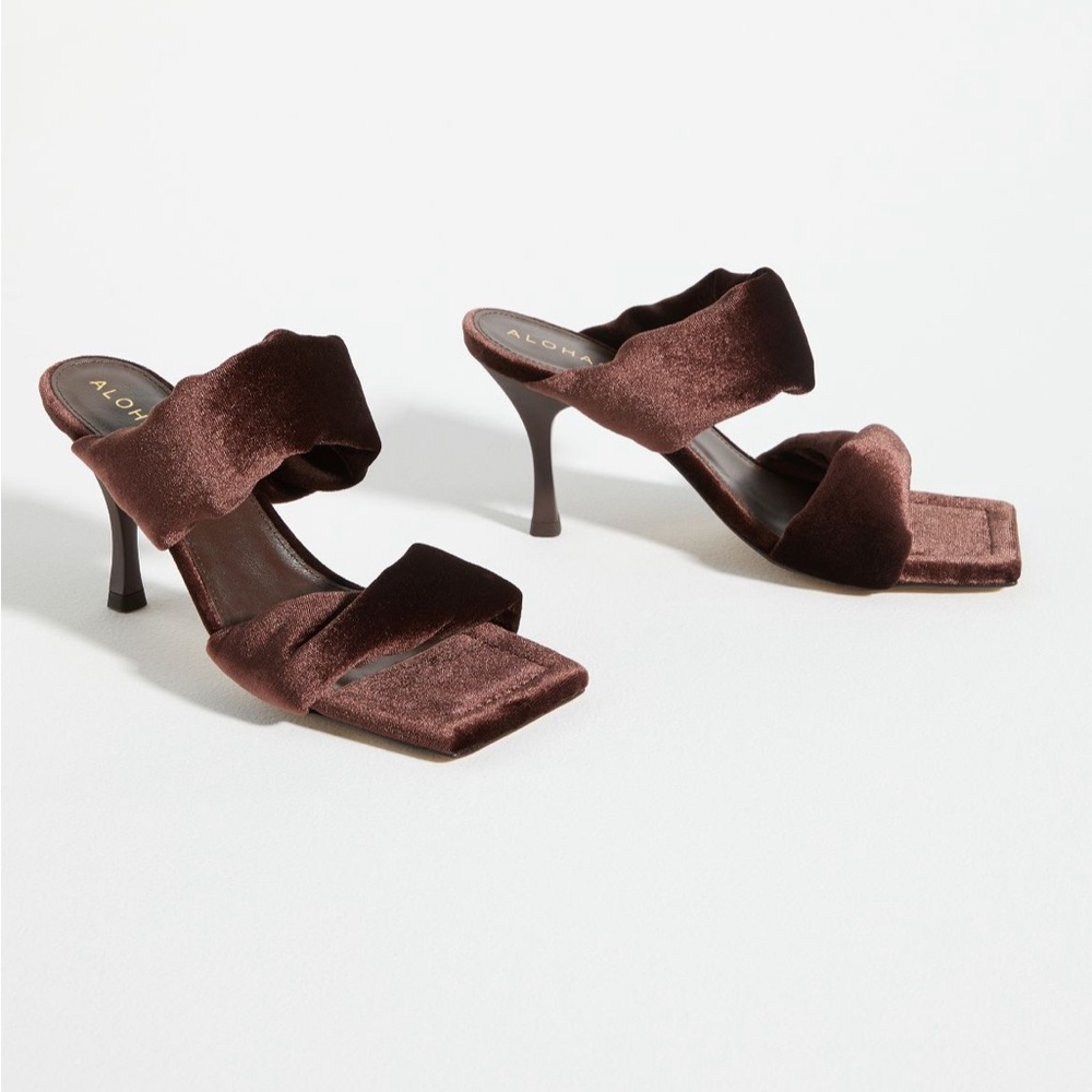 Alohas NIB Twist Velvet Heel